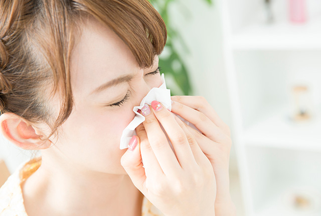 鼻をかむ女性