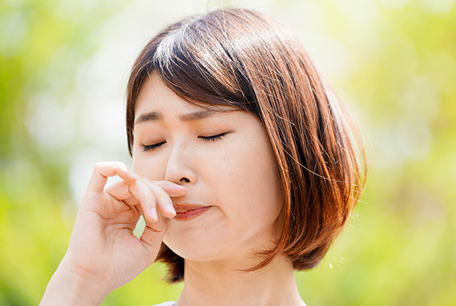 鼻がむず痒い女性