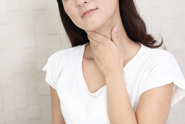 のどに違和感のある女性